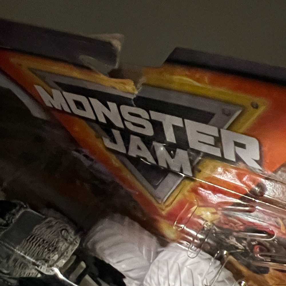 Monster Jam - Dragon vs. Yeti Max Contrast 2022 Series 18 HTF 1:64 scale - Picture 3 of 3